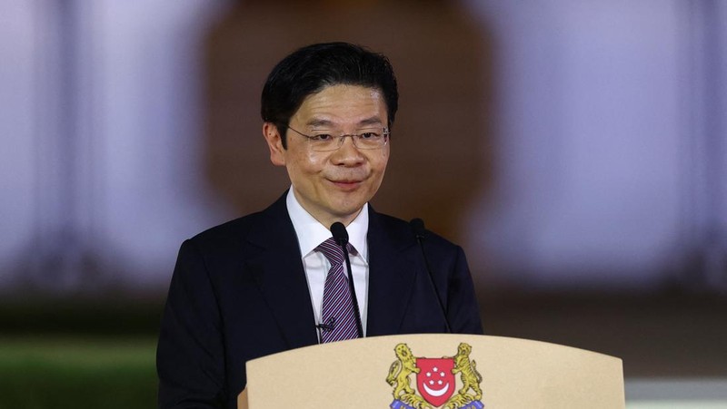 Wakil Perdana Menteri dan Menteri Keuangan Singapura Lawrence Wong, Presiden Singapura Tharman Shanmugaratnam dan Ketua Hakim Sundaresh Menon berdiri, saat Wong dilantik sebagai Perdana Menteri keempat Singapura di Istana, di Singapura, 15 Mei 2024. (REUTERS/Edgar Su/Pool)