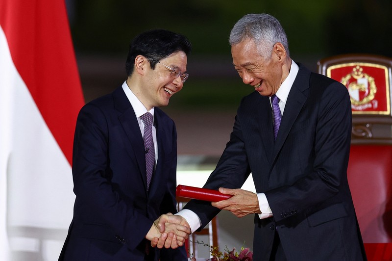 Wakil Perdana Menteri dan Menteri Keuangan Singapura Lawrence Wong, Presiden Singapura Tharman Shanmugaratnam dan Ketua Hakim Sundaresh Menon berdiri, saat Wong dilantik sebagai Perdana Menteri keempat Singapura di Istana, di Singapura, 15 Mei 2024. (REUTERS/Edgar Su/Pool)