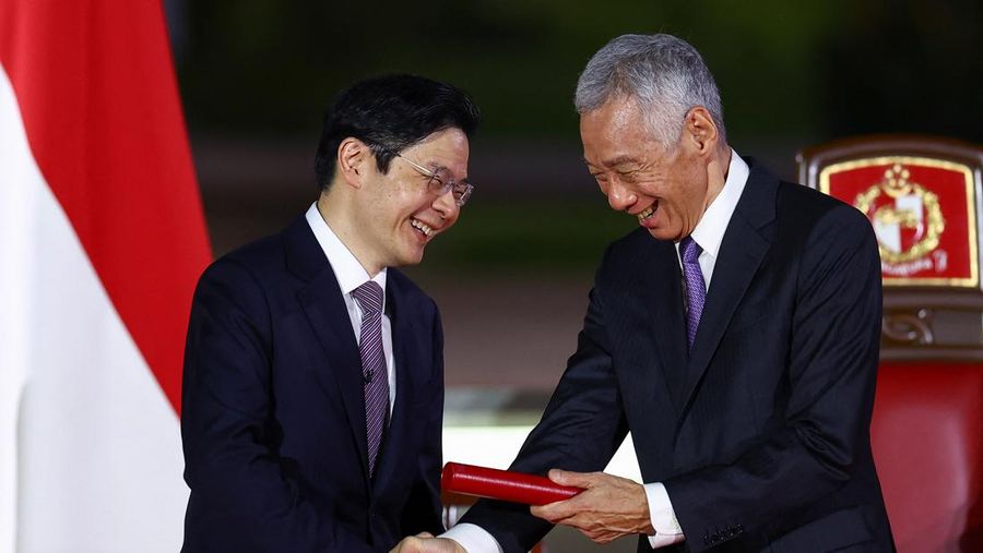 Wakil Perdana Menteri dan Menteri Keuangan Singapura Lawrence Wong, Presiden Singapura Tharman Shanmugaratnam dan Ketua Hakim Sundaresh Menon berdiri, saat Wong dilantik sebagai Perdana Menteri keempat Singapura di Istana, di Singapura, 15 Mei 2024. (REUTERS/Edgar Su/Pool)