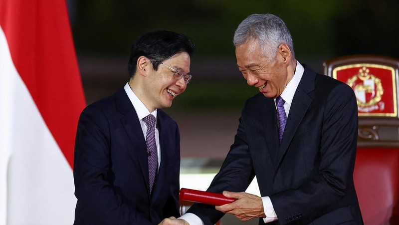 Wakil Perdana Menteri dan Menteri Keuangan Singapura Lawrence Wong, Presiden Singapura Tharman Shanmugaratnam dan Ketua Hakim Sundaresh Menon berdiri, saat Wong dilantik sebagai Perdana Menteri keempat Singapura di Istana, di Singapura, 15 Mei 2024. (REUTERS/Edgar Su/Pool)