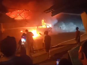 Kebakaran Mobil di Banyumas Menyambar Rumah, Damkar: Sopir Kabur