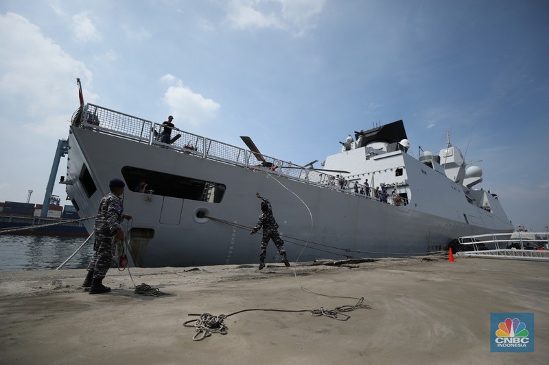 Prajurit TNI AL berjaga saat kapal perang fregat asal Belanda His Netherlands Majesty's Ship (HNLMS) Tromp akan bersandar di Pelabuhan Tanjung Priok, Jakarta, Rabu (15/4/2024). Prajurit TNI AL berjaga saat kapal perang fregat asal Belanda His Netherlands Majesty's Ship (HNLMS) Tromp akan bersandar di Pelabuhan Tanjung Priok, Jakarta, Rabu (15/4/2024). (CNBC Indonesia/Tri Susilo)