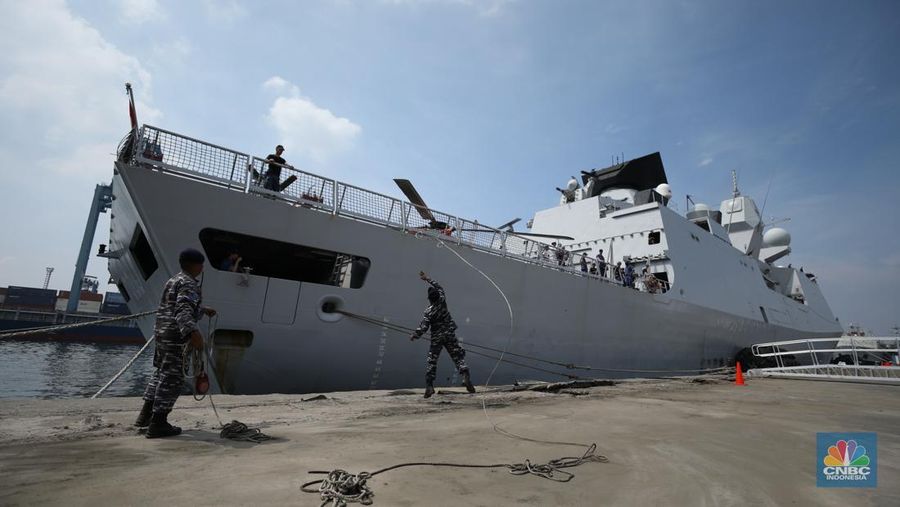 Prajurit TNI AL berjaga saat kapal perang fregat asal Belanda His Netherlands Majesty's Ship (HNLMS) Tromp akan bersandar di Pelabuhan Tanjung Priok, Jakarta, Rabu (15/4/2024). (CNBC Indonesia/Tri Susilo)