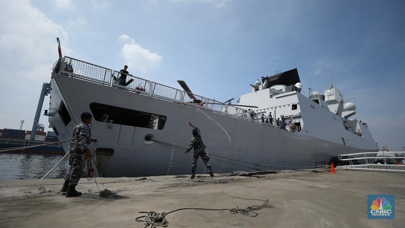 Prajurit TNI AL berjaga saat kapal perang fregat asal Belanda His Netherlands Majesty's Ship (HNLMS) Tromp akan bersandar di Pelabuhan Tanjung Priok, Jakarta, Rabu (15/4/2024). (CNBC Indonesia/Tri Susilo)