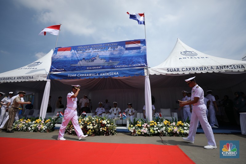 Prajurit TNI AL berjaga saat kapal perang fregat asal Belanda His Netherlands Majesty's Ship (HNLMS) Tromp akan bersandar di Pelabuhan Tanjung Priok, Jakarta, Rabu (15/4/2024). Prajurit TNI AL berjaga saat kapal perang fregat asal Belanda His Netherlands Majesty's Ship (HNLMS) Tromp akan bersandar di Pelabuhan Tanjung Priok, Jakarta, Rabu (15/4/2024). (CNBC Indonesia/Tri Susilo)