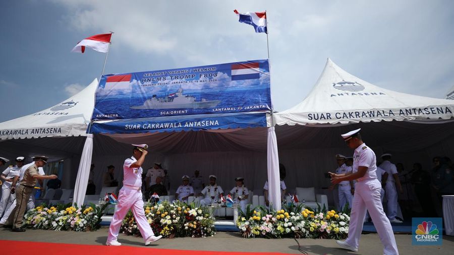 Prajurit TNI AL berjaga saat kapal perang fregat asal Belanda His Netherlands Majesty's Ship (HNLMS) Tromp akan bersandar di Pelabuhan Tanjung Priok, Jakarta, Rabu (15/4/2024). (CNBC Indonesia/Tri Susilo)