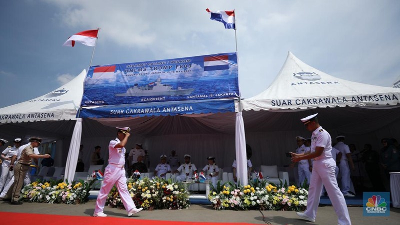 Prajurit TNI AL berjaga saat kapal perang fregat asal Belanda His Netherlands Majesty's Ship (HNLMS) Tromp akan bersandar di Pelabuhan Tanjung Priok, Jakarta, Rabu (15/4/2024). (CNBC Indonesia/Tri Susilo)