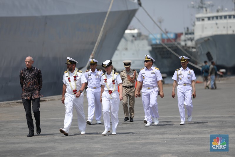 Prajurit TNI AL berjaga saat kapal perang fregat asal Belanda His Netherlands Majesty's Ship (HNLMS) Tromp akan bersandar di Pelabuhan Tanjung Priok, Jakarta, Rabu (15/4/2024). Prajurit TNI AL berjaga saat kapal perang fregat asal Belanda His Netherlands Majesty's Ship (HNLMS) Tromp akan bersandar di Pelabuhan Tanjung Priok, Jakarta, Rabu (15/4/2024). (CNBC Indonesia/Tri Susilo)