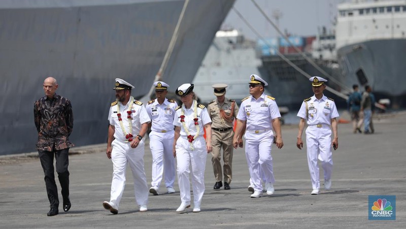 Prajurit TNI AL berjaga saat kapal perang fregat asal Belanda His Netherlands Majesty's Ship (HNLMS) Tromp akan bersandar di Pelabuhan Tanjung Priok, Jakarta, Rabu (15/4/2024). (CNBC Indonesia/Tri Susilo)