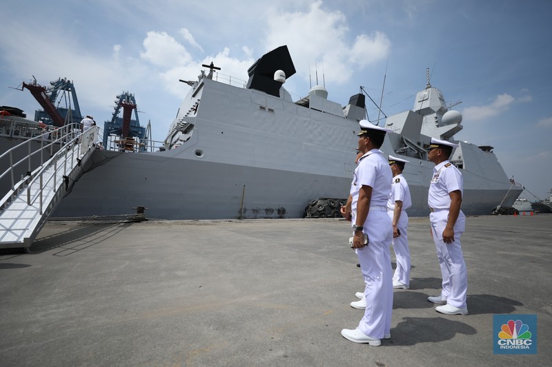 Prajurit TNI AL berjaga saat kapal perang fregat asal Belanda His Netherlands Majesty's Ship (HNLMS) Tromp akan bersandar di Pelabuhan Tanjung Priok, Jakarta, Rabu (15/4/2024). Prajurit TNI AL berjaga saat kapal perang fregat asal Belanda His Netherlands Majesty's Ship (HNLMS) Tromp akan bersandar di Pelabuhan Tanjung Priok, Jakarta, Rabu (15/4/2024). (CNBC Indonesia/Tri Susilo)