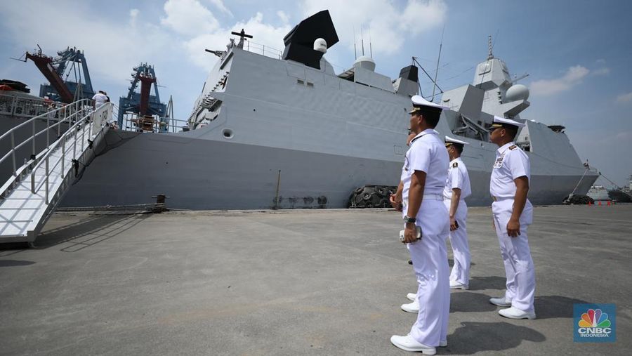 Prajurit TNI AL berjaga saat kapal perang fregat asal Belanda His Netherlands Majesty's Ship (HNLMS) Tromp akan bersandar di Pelabuhan Tanjung Priok, Jakarta, Rabu (15/4/2024). (CNBC Indonesia/Tri Susilo)
