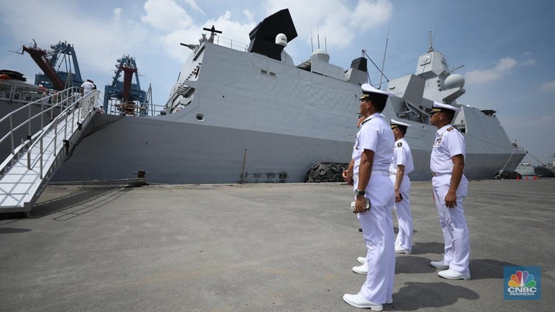 Prajurit TNI AL berjaga saat kapal perang fregat asal Belanda His Netherlands Majesty's Ship (HNLMS) Tromp akan bersandar di Pelabuhan Tanjung Priok, Jakarta, Rabu (15/4/2024). (CNBC Indonesia/Tri Susilo)