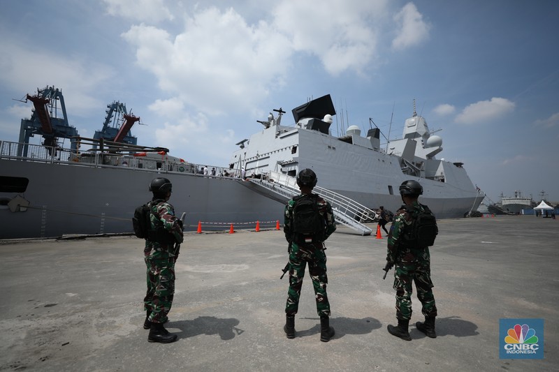 Prajurit TNI AL berjaga saat kapal perang fregat asal Belanda His Netherlands Majesty's Ship (HNLMS) Tromp akan bersandar di Pelabuhan Tanjung Priok, Jakarta, Rabu (15/4/2024). (CNBC Indonesia/Tri Susilo)