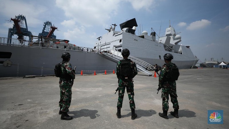 Prajurit TNI AL berjaga saat kapal perang fregat asal Belanda His Netherlands Majesty's Ship (HNLMS) Tromp akan bersandar di Pelabuhan Tanjung Priok, Jakarta, Rabu (15/4/2024). (CNBC Indonesia/Tri Susilo)