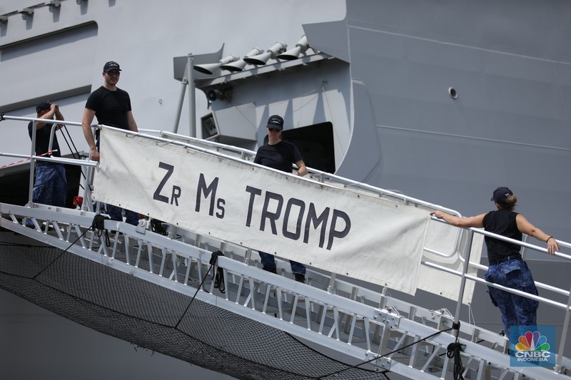 Prajurit TNI AL berjaga saat kapal perang fregat asal Belanda His Netherlands Majesty's Ship (HNLMS) Tromp akan bersandar di Pelabuhan Tanjung Priok, Jakarta, Rabu (15/4/2024). Prajurit TNI AL berjaga saat kapal perang fregat asal Belanda His Netherlands Majesty's Ship (HNLMS) Tromp akan bersandar di Pelabuhan Tanjung Priok, Jakarta, Rabu (15/4/2024). (CNBC Indonesia/Tri Susilo)