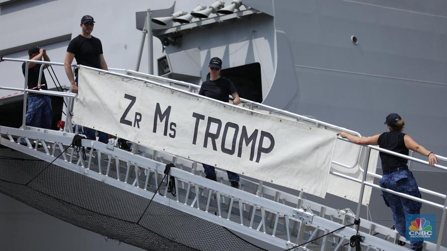 Prajurit TNI AL berjaga saat kapal perang fregat asal Belanda His Netherlands Majesty's Ship (HNLMS) Tromp akan bersandar di Pelabuhan Tanjung Priok, Jakarta, Rabu (15/4/2024). (CNBC Indonesia/Tri Susilo)