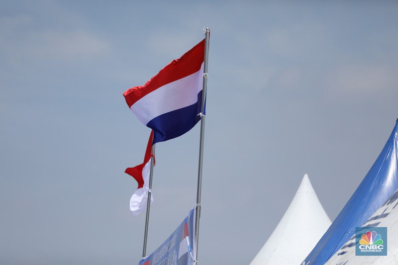 Prajurit TNI AL berjaga saat kapal perang fregat asal Belanda His Netherlands Majesty's Ship (HNLMS) Tromp akan bersandar di Pelabuhan Tanjung Priok, Jakarta, Rabu (15/4/2024). Prajurit TNI AL berjaga saat kapal perang fregat asal Belanda His Netherlands Majesty's Ship (HNLMS) Tromp akan bersandar di Pelabuhan Tanjung Priok, Jakarta, Rabu (15/4/2024). (CNBC Indonesia/Tri Susilo)