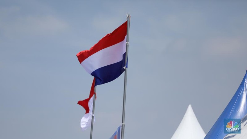 Prajurit TNI AL berjaga saat kapal perang fregat asal Belanda His Netherlands Majesty's Ship (HNLMS) Tromp akan bersandar di Pelabuhan Tanjung Priok, Jakarta, Rabu (15/4/2024). (CNBC Indonesia/Tri Susilo)