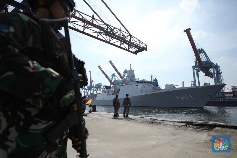 Prajurit TNI AL berjaga saat kapal perang fregat asal Belanda His Netherlands Majesty's Ship (HNLMS) Tromp akan bersandar di Pelabuhan Tanjung Priok, Jakarta, Rabu (15/4/2024). (CNBC Indonesia/Tri Susilo)