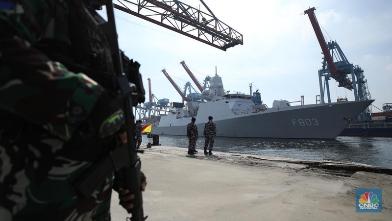 Prajurit TNI AL berjaga saat kapal perang fregat asal Belanda His Netherlands Majesty's Ship (HNLMS) Tromp akan bersandar di Pelabuhan Tanjung Priok, Jakarta, Rabu (15/4/2024). (CNBC Indonesia/Tri Susilo)