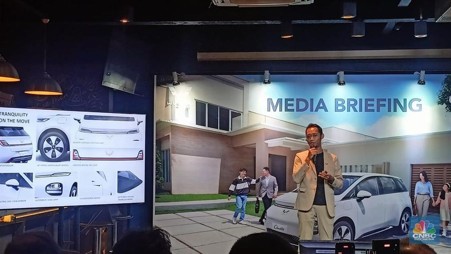 Product Planning Wuling Motors Danang Wiratmoko dalam Media Briefing Peluncuran Wuling Cloud EV di Jakarta, Rabu (15/5/2024). (վ/Ferry Sandi)