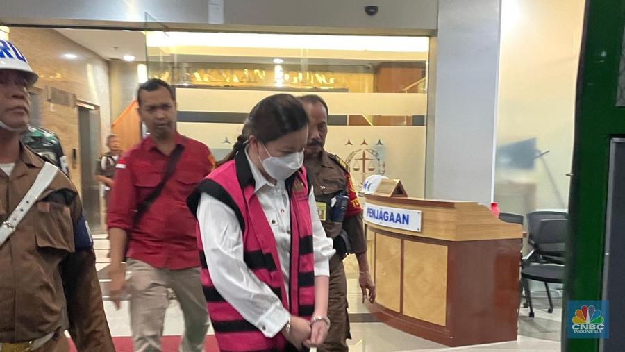 Rosalina (RL), eks General Manager PT Tinindo Internusa keluar dari gedung Kejaksaan Agung usai diperiksa kasus dugaan korupsi tata niaga komoditas timah pada Rabu (15/5/2024). (CNBC Indonesia/Romys Binekasri)