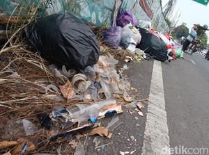 Sampah Meluber di Jalan Kusumanegara, Warga: Kalau Ada Pak Jokowi Pasti Bersih