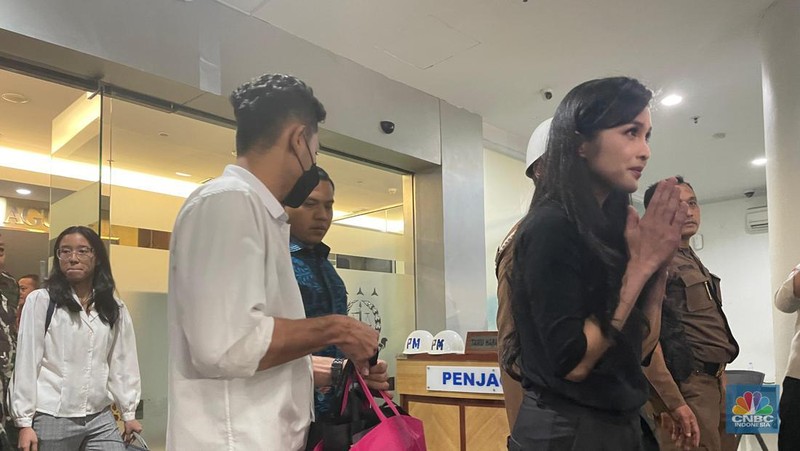 Penyidik Kejaksaan Agung melakukan pemeriksaan terhadap saksi kasus dugaan korupsi tata niaga komoditas timah wilayah Izin Usaha Pertambangan (IUP) PT Timah Tbk tahun 2015-2022 atas nama Sandra Dewi. (Dok Kejagung)