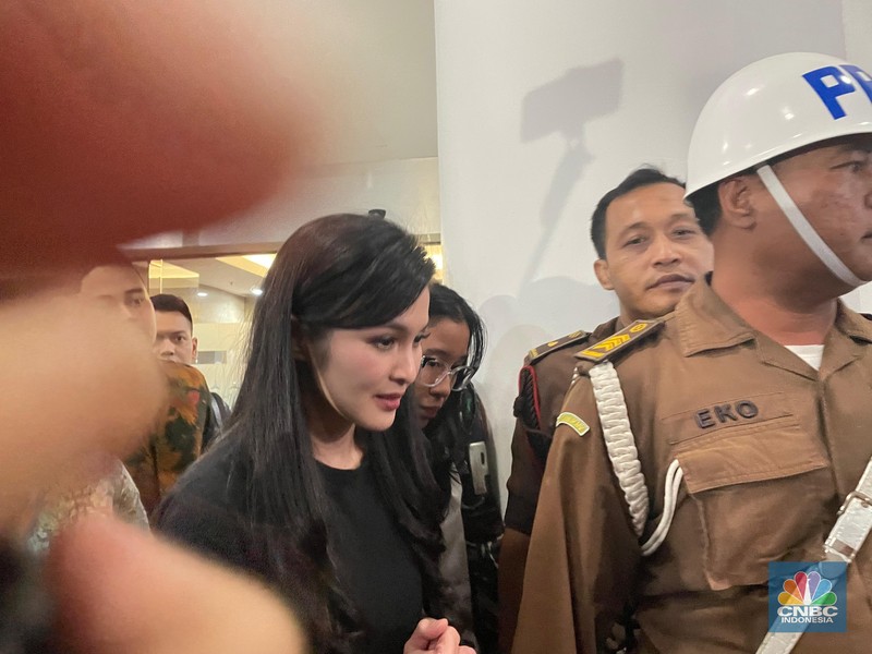 Penyidik Kejaksaan Agung melakukan pemeriksaan terhadap saksi kasus dugaan korupsi tata niaga komoditas timah wilayah Izin Usaha Pertambangan (IUP) PT Timah Tbk tahun 2015-2022 atas nama Sandra Dewi. (Dok Kejagung)