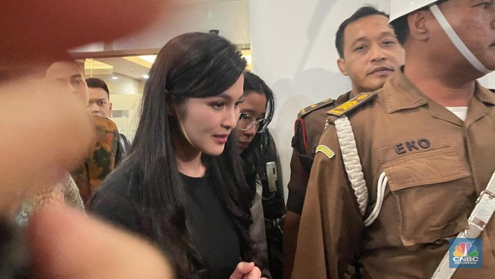 Sandra Dewi keluar dari ruangan usai menjalani pemeriksaan dari Kejaksaan Agung RI pada Rabu (15/5/2024). (CNBC Indonesia/Romys Binekasri)