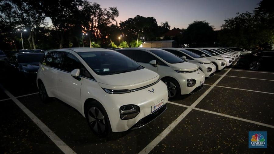 Sejumlah mobil listrik terparkir di area Central Parkir ITDC Nusa Dua, Badung, Bali, Rabu (15/5/2024). (CNBC Indonesia/Faisal Rahman)
