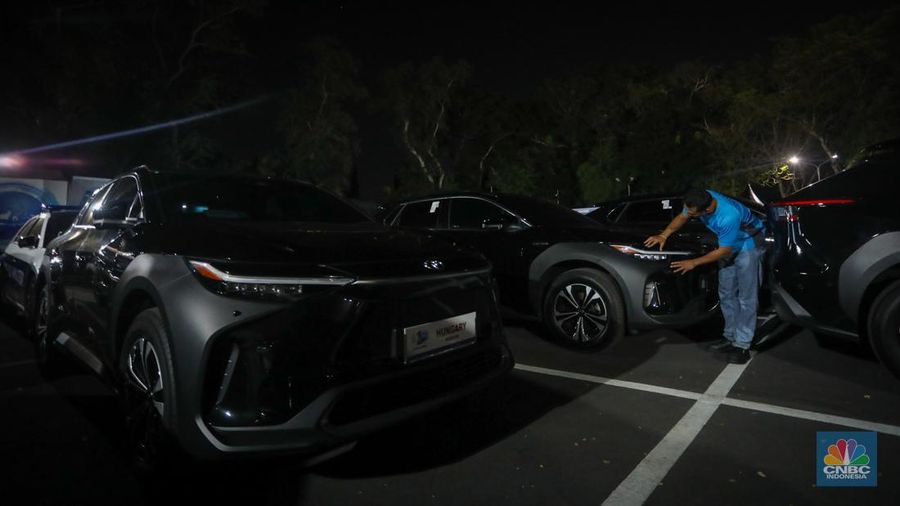 Sejumlah mobil listrik terparkir di area Central Parkir ITDC Nusa Dua, Badung, Bali, Kamis (16/5/2024). (CNBC Indonesia/Faisal Rahman)