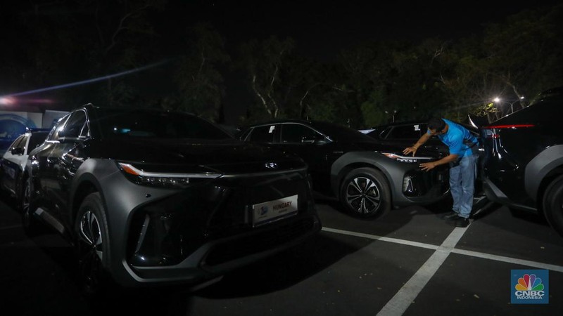 Sejumlah mobil listrik terparkir di area Central Parkir ITDC Nusa Dua, Badung, Bali, Kamis (16/5/2024). (CNBC Indonesia/Faisal Rahman)