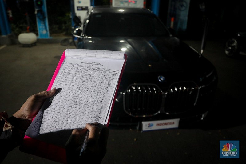 Sejumlah mobil listrik terparkir di area Central Parkir ITDC Nusa Dua, Badung, Bali, Kamis (16/5/2024). (CNBC Indonesia/Faisal Rahman)