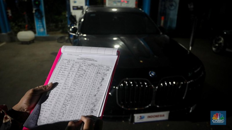 Sejumlah mobil listrik terparkir di area Central Parkir ITDC Nusa Dua, Badung, Bali, Kamis (16/5/2024). (CNBC Indonesia/Faisal Rahman)
