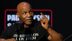 Video Mike Tyson Hantam Jake Paul di Sesi Timbang Badan