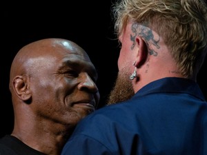 Saling Dorong Mike Tyson dan Jake Paul saat Faceoff