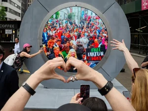 Baru Seminggu, Portal Dublin-New York Ditutup, Ada Cewek Pamer Payudara