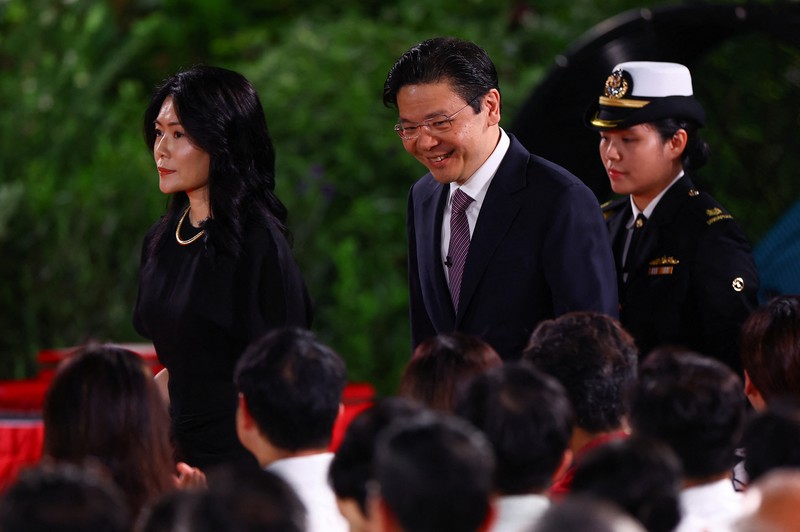 Wakil Perdana Menteri dan Menteri Keuangan Singapura Lawrence Wong, Presiden Singapura Tharman Shanmugaratnam dan Ketua Hakim Sundaresh Menon berdiri, saat Wong dilantik sebagai Perdana Menteri keempat Singapura di Istana, di Singapura, 15 Mei 2024. Wakil Perdana Menteri dan Menteri Keuangan Singapura Lawrence Wong, Presiden Singapura Tharman Shanmugaratnam dan Ketua Hakim Sundaresh Menon berdiri, saat Wong dilantik sebagai Perdana Menteri keempat Singapura di Istana, di Singapura, 15 Mei 2024. (REUTERS/Edgar Su/Pool)