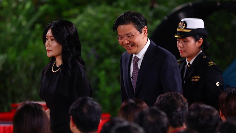 Wakil Perdana Menteri dan Menteri Keuangan Singapura Lawrence Wong, Presiden Singapura Tharman Shanmugaratnam dan Ketua Hakim Sundaresh Menon berdiri, saat Wong dilantik sebagai Perdana Menteri keempat Singapura di Istana, di Singapura, 15 Mei 2024. (REUTERS/Edgar Su/Pool)