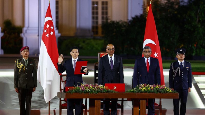 Wakil Perdana Menteri dan Menteri Keuangan Singapura Lawrence Wong, Presiden Singapura Tharman Shanmugaratnam dan Ketua Hakim Sundaresh Menon berdiri, saat Wong dilantik sebagai Perdana Menteri keempat Singapura di Istana, di Singapura, 15 Mei 2024. (REUTERS/Edgar Su/Pool)