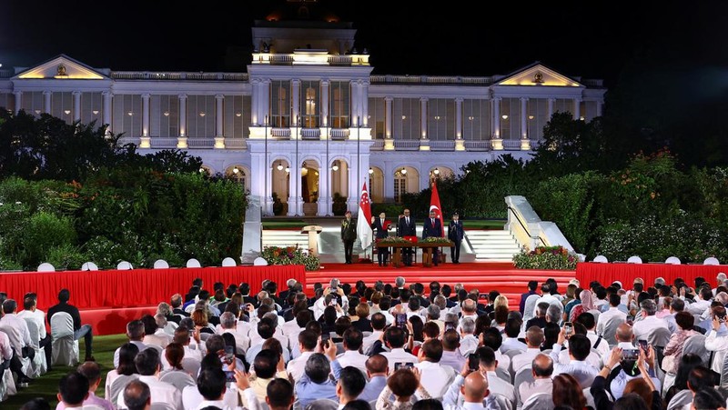 Wakil Perdana Menteri dan Menteri Keuangan Singapura Lawrence Wong, Presiden Singapura Tharman Shanmugaratnam dan Ketua Hakim Sundaresh Menon berdiri, saat Wong dilantik sebagai Perdana Menteri keempat Singapura di Istana, di Singapura, 15 Mei 2024. (REUTERS/Edgar Su/Pool)