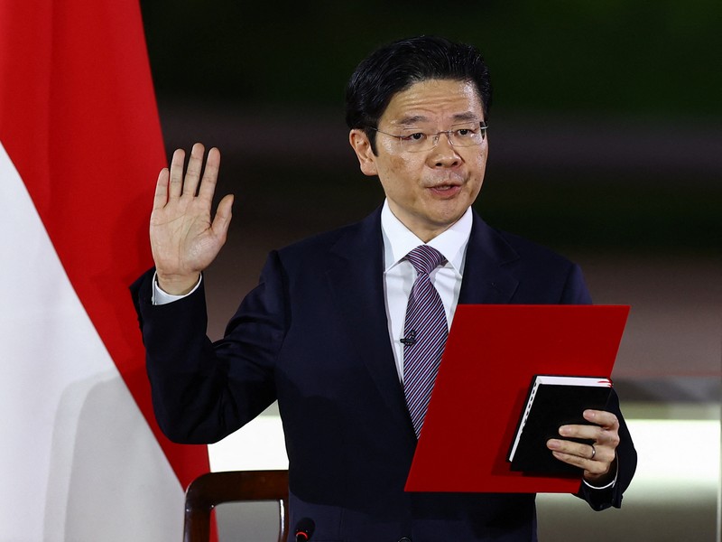 Wakil Perdana Menteri dan Menteri Keuangan Singapura Lawrence Wong, Presiden Singapura Tharman Shanmugaratnam dan Ketua Hakim Sundaresh Menon berdiri, saat Wong dilantik sebagai Perdana Menteri keempat Singapura di Istana, di Singapura, 15 Mei 2024. (REUTERS/Edgar Su/Pool)
