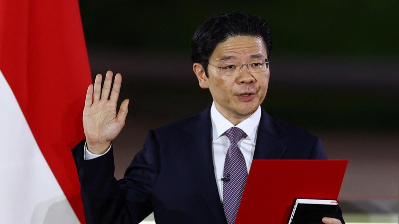 Wakil Perdana Menteri dan Menteri Keuangan Singapura Lawrence Wong, Presiden Singapura Tharman Shanmugaratnam dan Ketua Hakim Sundaresh Menon berdiri, saat Wong dilantik sebagai Perdana Menteri keempat Singapura di Istana, di Singapura, 15 Mei 2024. (REUTERS/Edgar Su/Pool)