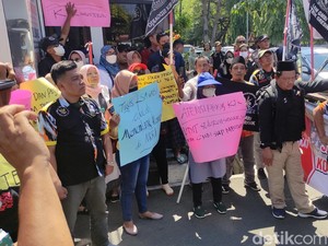 Warga Kletek Sidoarjo Demo Buntut Plt Bupati Lantik Kades Tersangka Korupsi