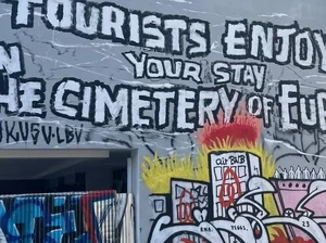 Warlok Athena Juga Geram Overtourism, Usir Turis Lewat Grafiti