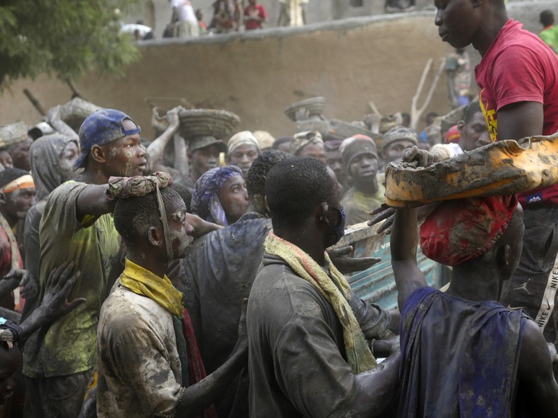 Warga Mali mengambil bagian dalam pekerjaan plesteran ulang tahunan bangunan bata lumpur terbesar di dunia, Masjid Agung Djenne, Mali, Minggu, 12 Mei 2024. Bangunan tersebut masuk dalam daftar Warisan Dunia dalam Bahaya UNESCO sejak 2016. Masjid dan kota sekitarnya terancam oleh konflik. Masjid Djenne memerlukan lapisan lumpur baru setiap tahun sebelum dimulainya musim hujan di bulan Juni. (AP Photo/Moustapha Diallo)