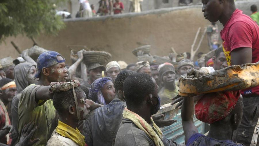 Warga Mali mengambil bagian dalam pekerjaan plesteran ulang tahunan bangunan bata lumpur terbesar di dunia, Masjid Agung Djenne, Mali, Minggu, 12 Mei 2024. Bangunan tersebut masuk dalam daftar Warisan Dunia dalam Bahaya UNESCO sejak 2016. Masjid dan kota sekitarnya terancam oleh konflik. Masjid Djenne memerlukan lapisan lumpur baru setiap tahun sebelum dimulainya musim hujan di bulan Juni. (AP Photo/Moustapha Diallo)