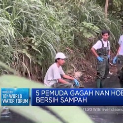 Video: 5 Pemuda Gagah Hobi Bersih Sampah