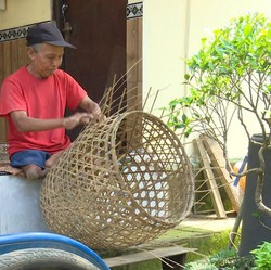 Salut! Perajin Bambu Disabilitas ini Berjuang Melawan Keterbatasan